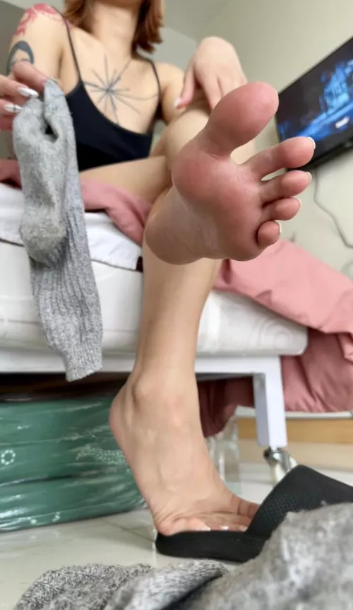 Be a good boy and do as I say. Shove this right in your mouth! 🫵🏼