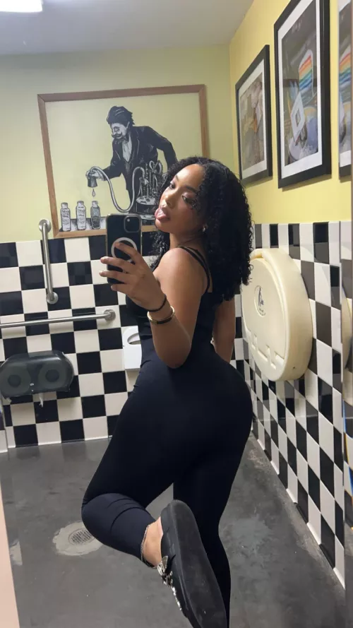 Being pretty and black automatically makes me better👸🏽🦮