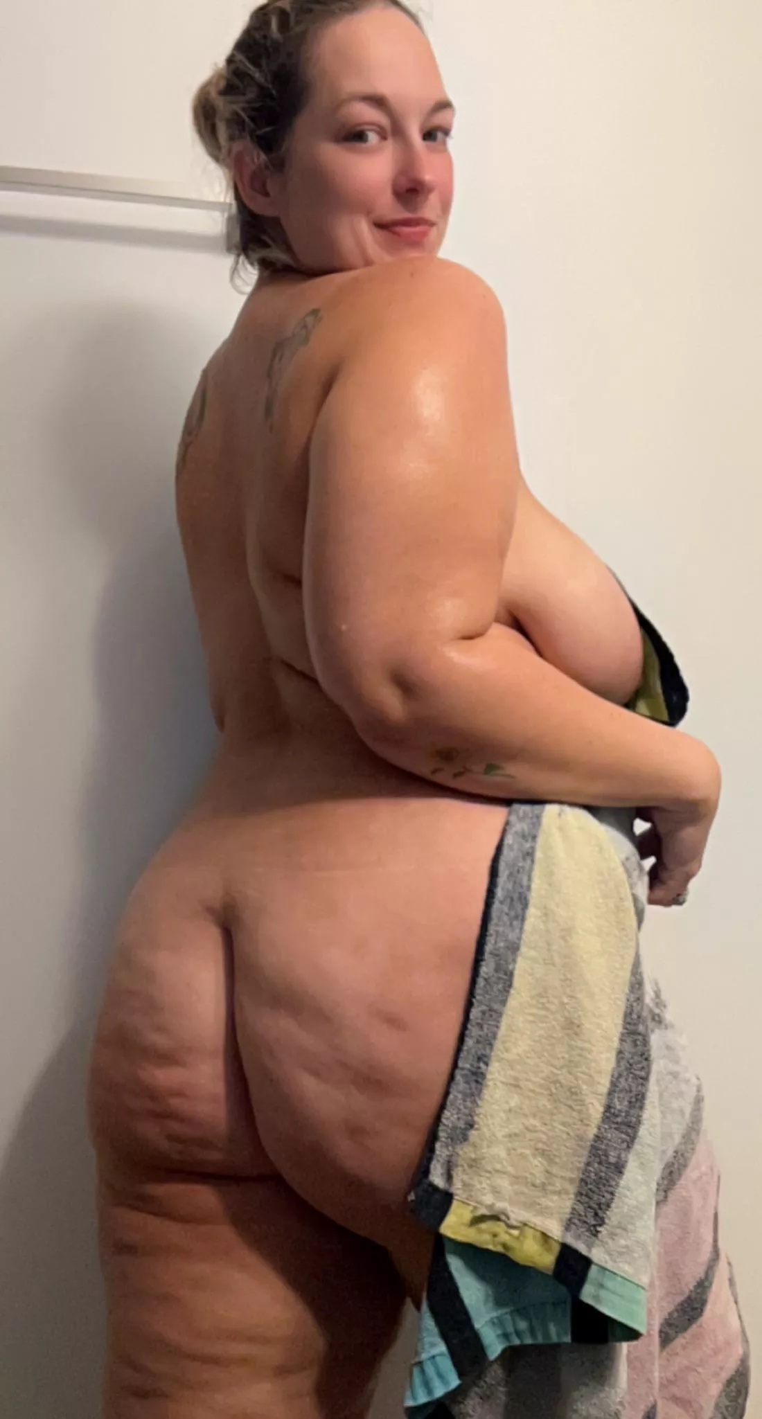 Chubby babe with big tits and ass fresh out the shower 