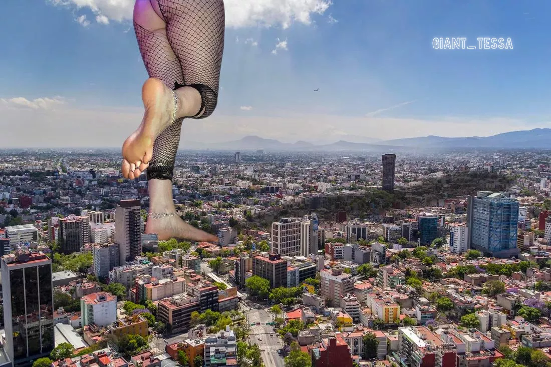 Giantess Destroys City!!