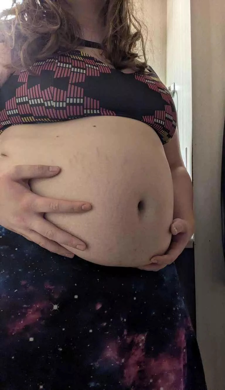 i ate too many cheeseburgers >.<