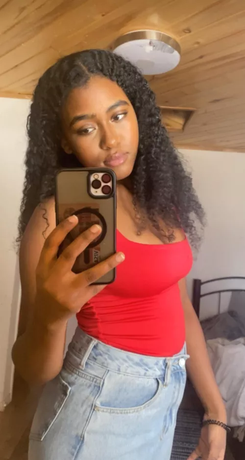 I love being a girl and just being in my room taking pictures😍