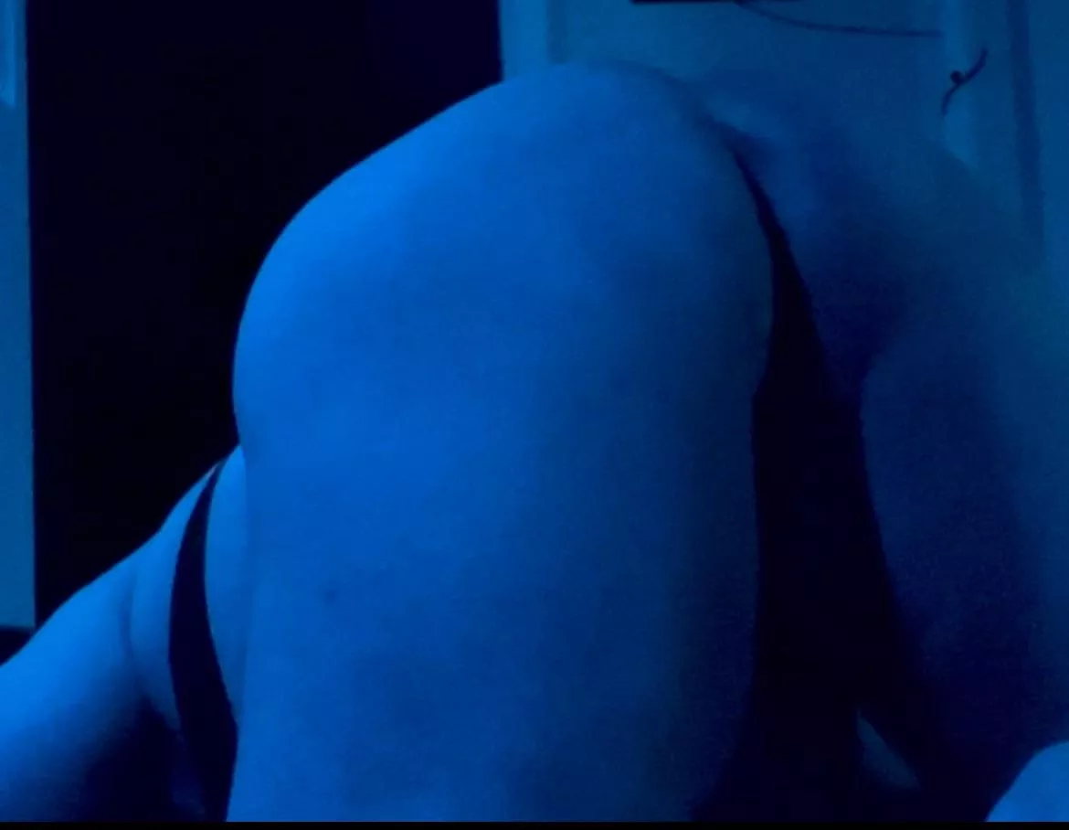 I’m bent over and ready for you 🍑🍑🍑