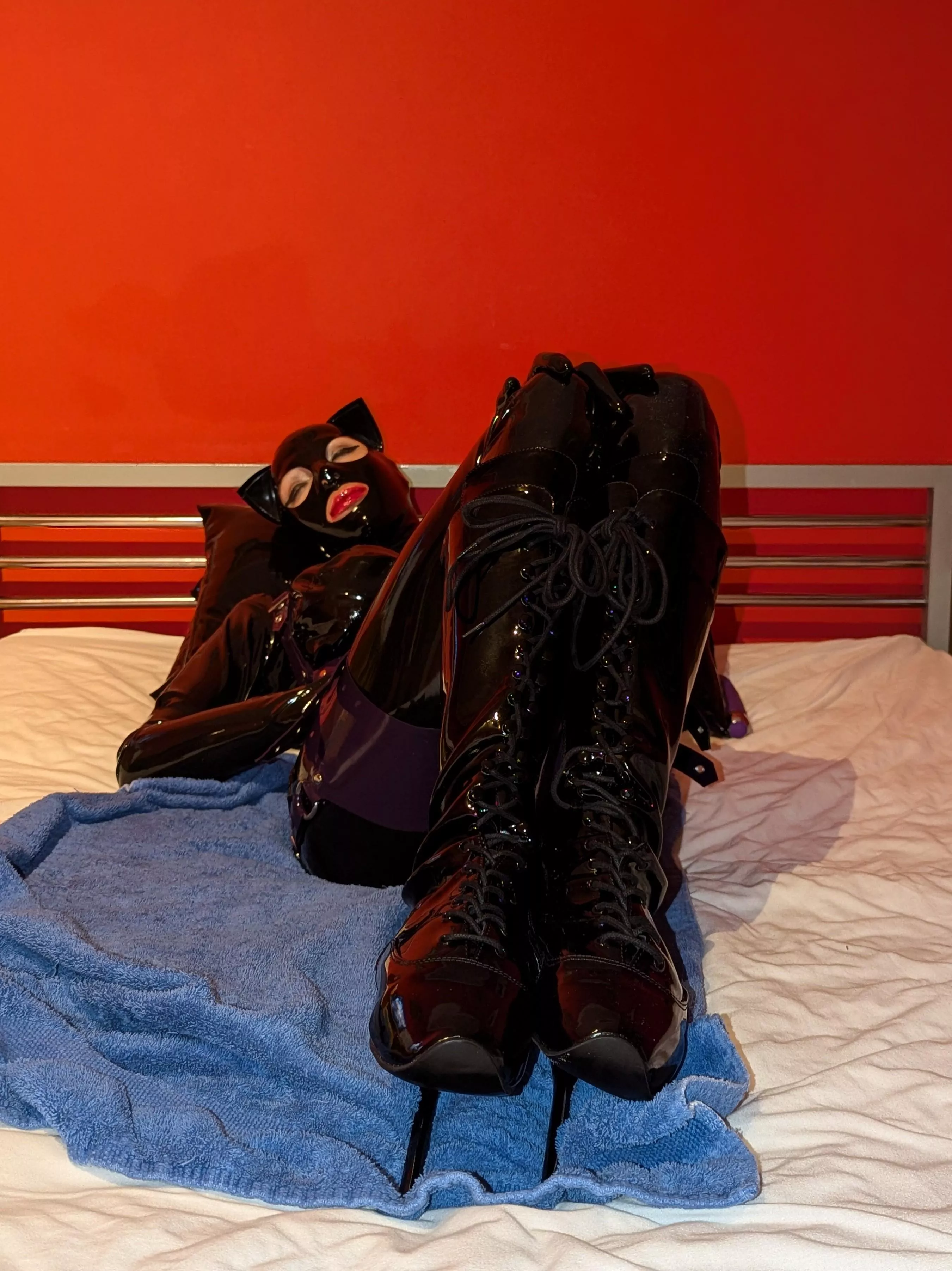 Just having a little rubber cat nap 🖤