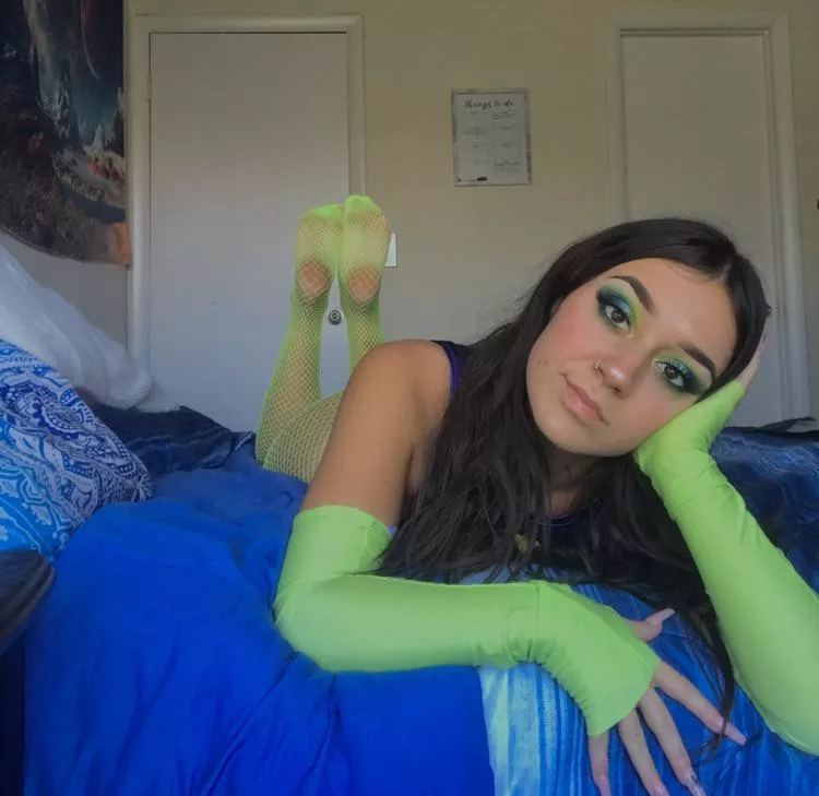 Just seeing my heels makes you weak 