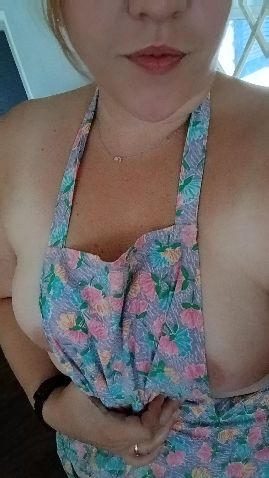 Kitchen peekaboo (f)