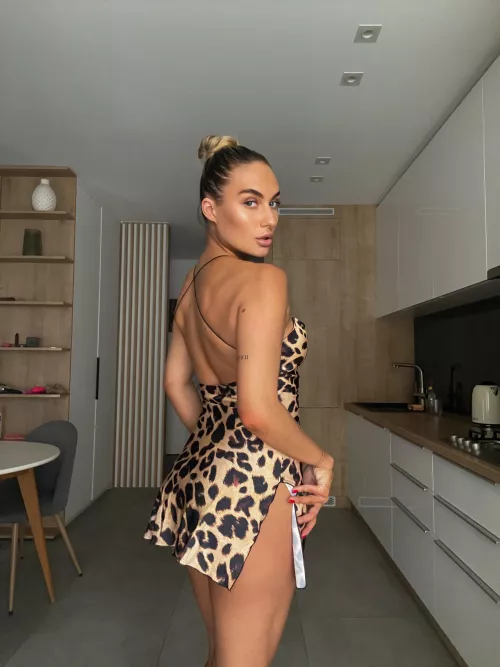 Leopard print suits me well, doesn't it