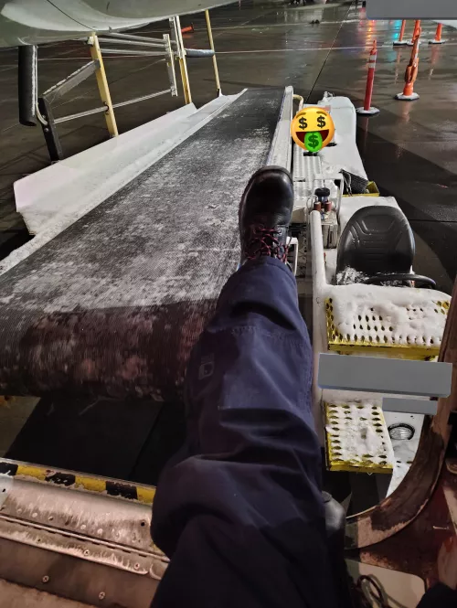 Long night at work and I deserve YOUPAY gifts immediately Betas💋 