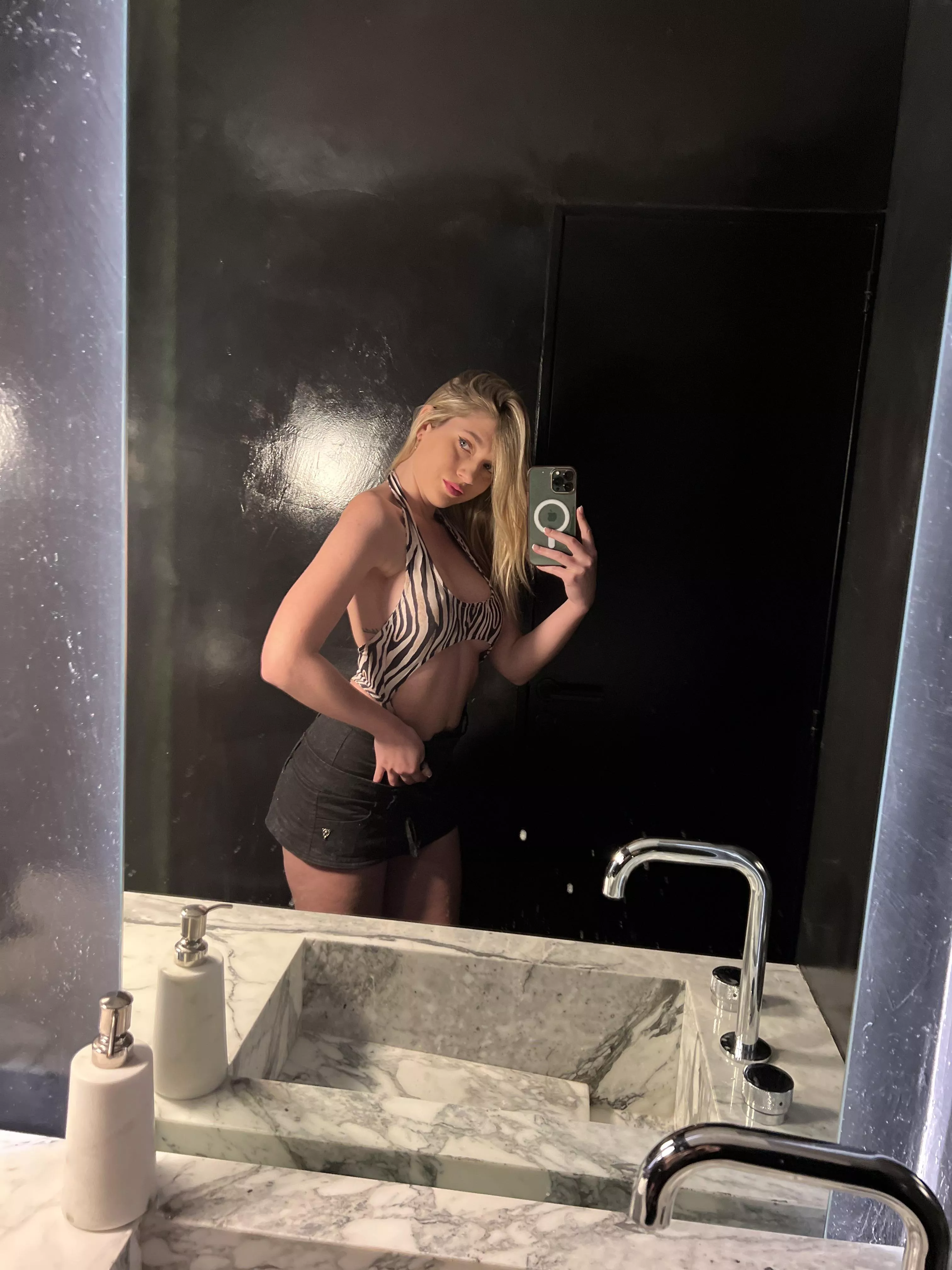 Looking for older daddy who can eat my pussy and ass then i'll suck your cock.. i'll let you fill my mouth and cum on my face! hmu if you're down, i'm clean and can verify for sure