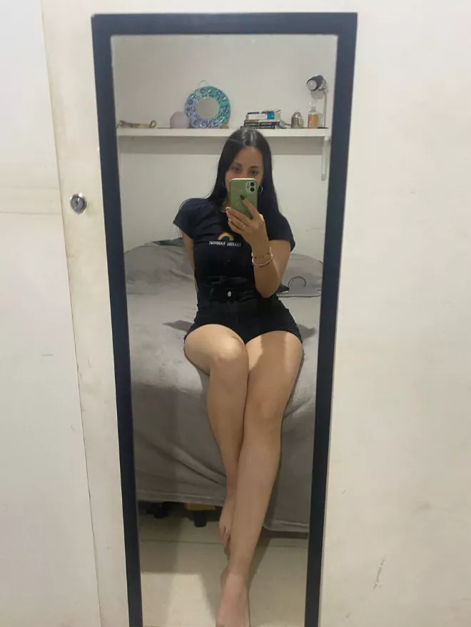 Mirror selfie coz Im bored and craving for a subby fucktoy daddy :)