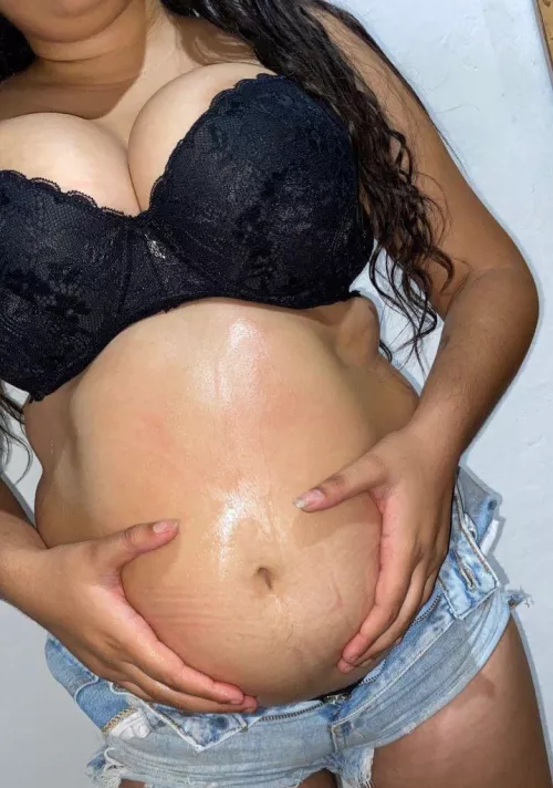 No one dares to feed me because I am a very obedient pig telegram @Tifany55