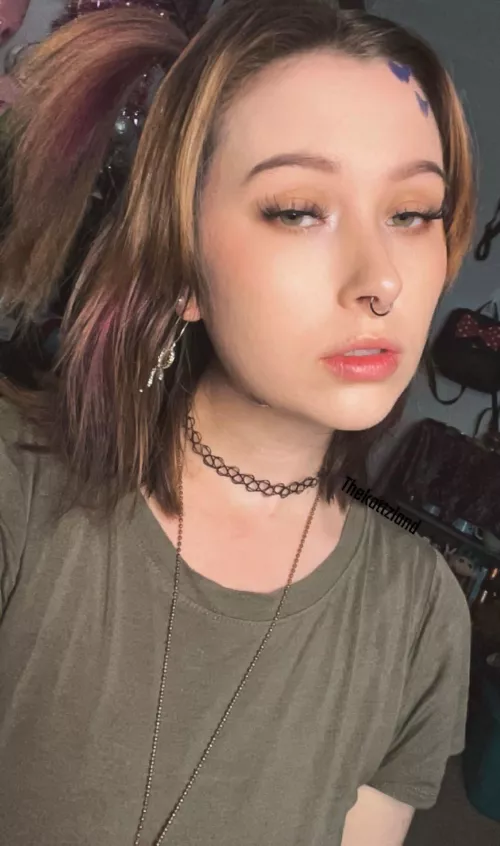 Really pretty mommy who is mean.. but only to losers who deserve it.. 