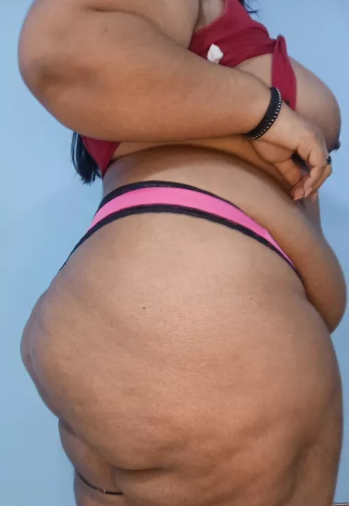 Sexy thick ass and thighs.