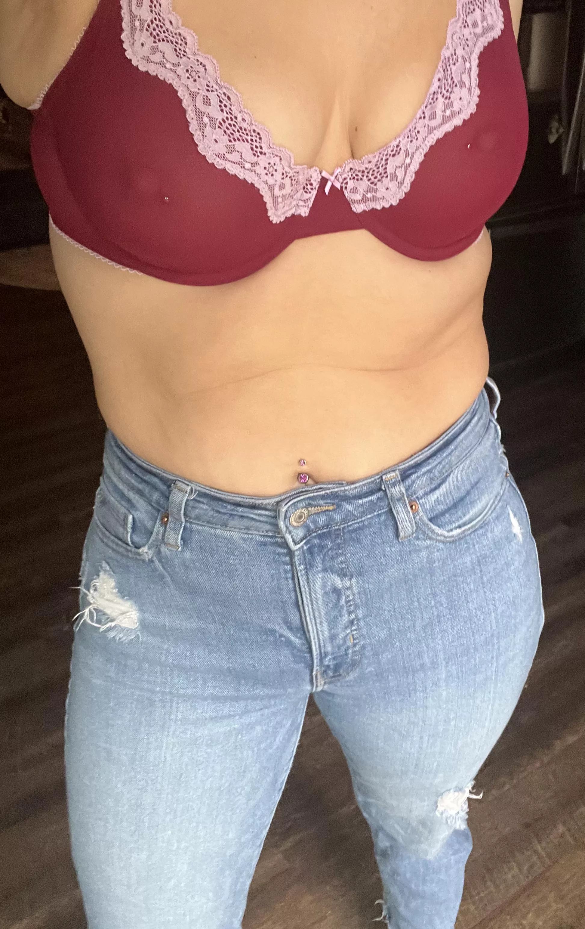 There is just something about jeans and tits 🤩