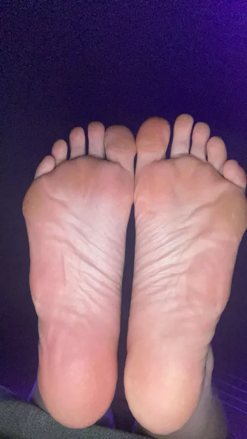 These feet need princess treatment 👸👅👣