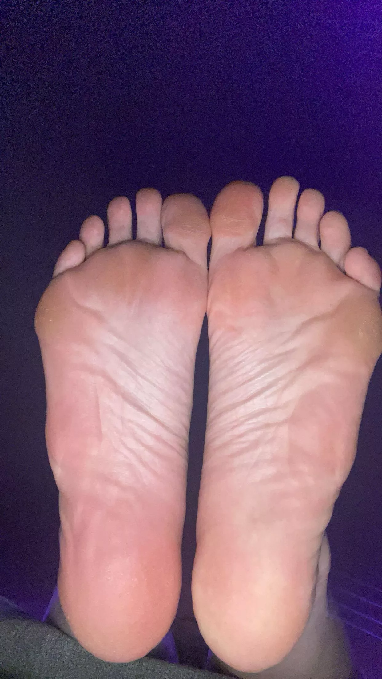 These feet need princess treatment 👸👅👣