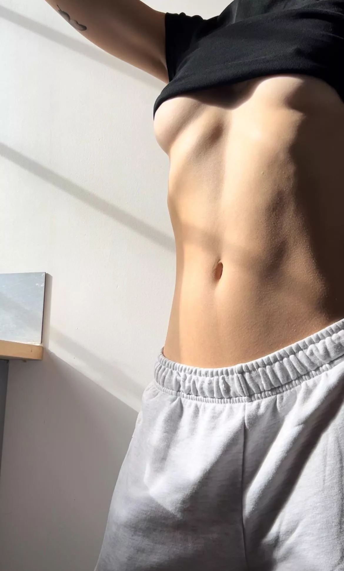 tu viens voir ce qu’il y a en dessous ? 😛