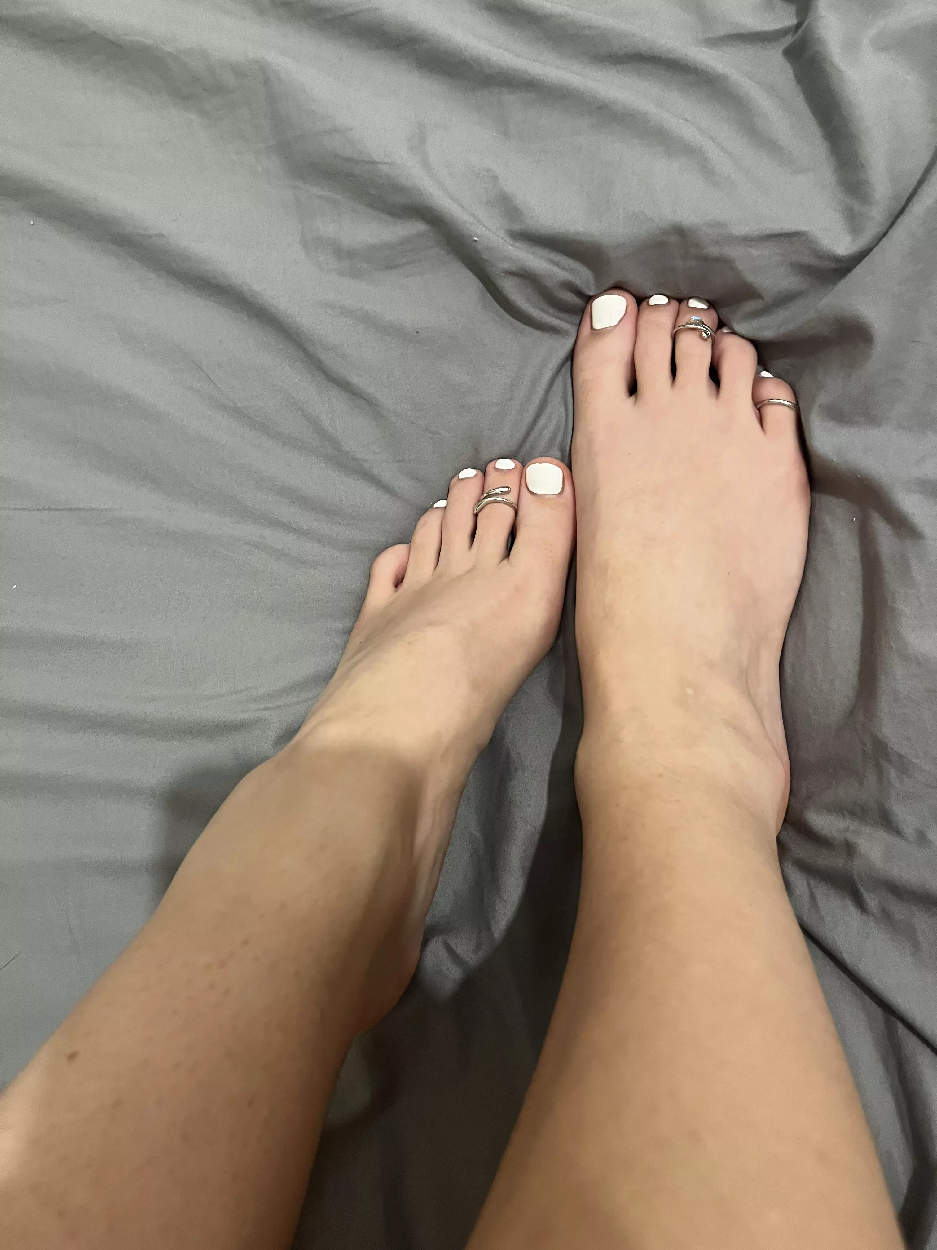 Want to suck the rings off my pretty white toes? 