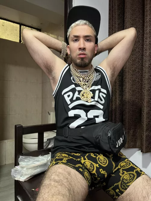 Who has an armpit-licking fetish? Haha come and try me