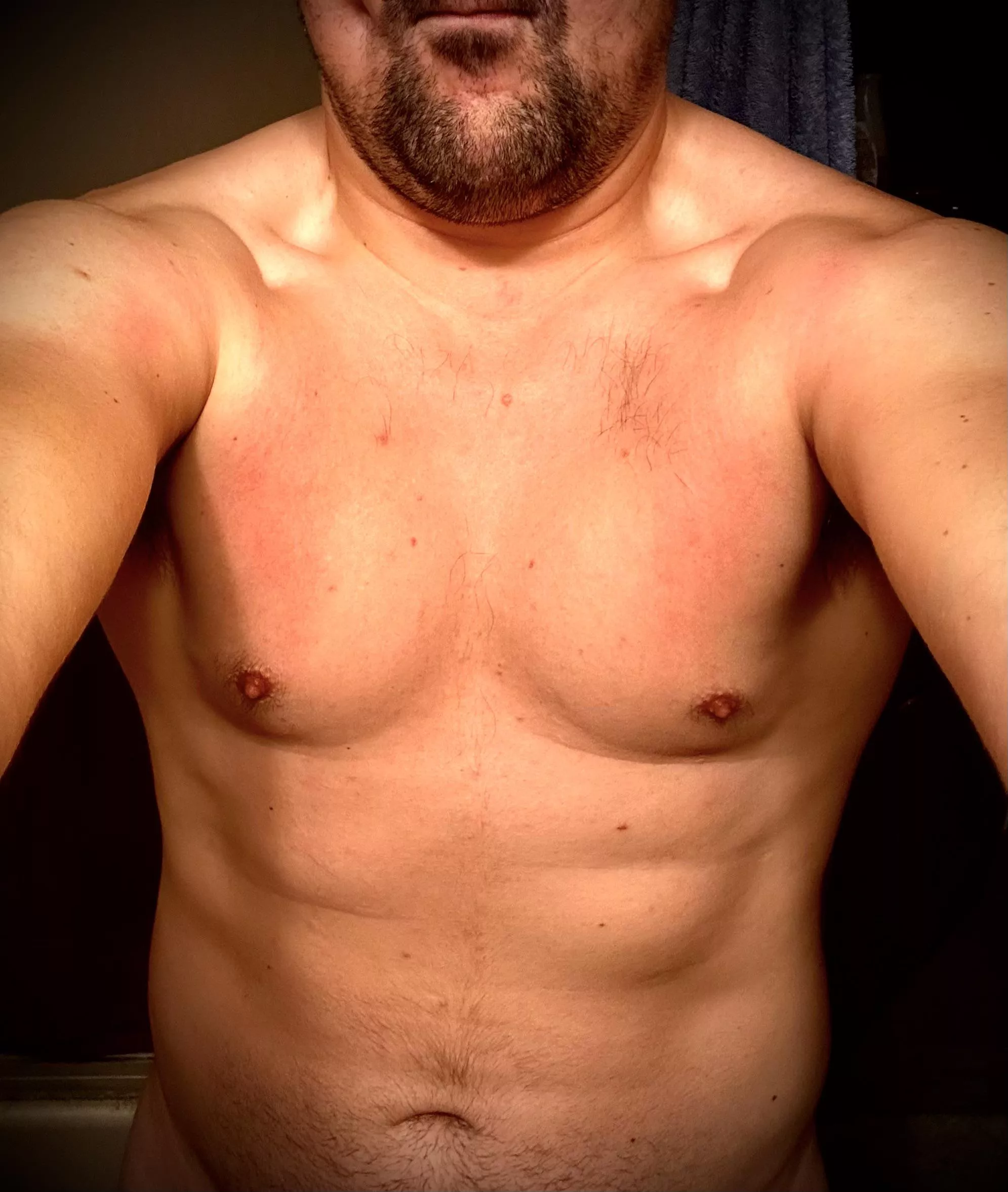 Would ya look at that I’m starting to get some abs who woulda that hard work would pay off😂