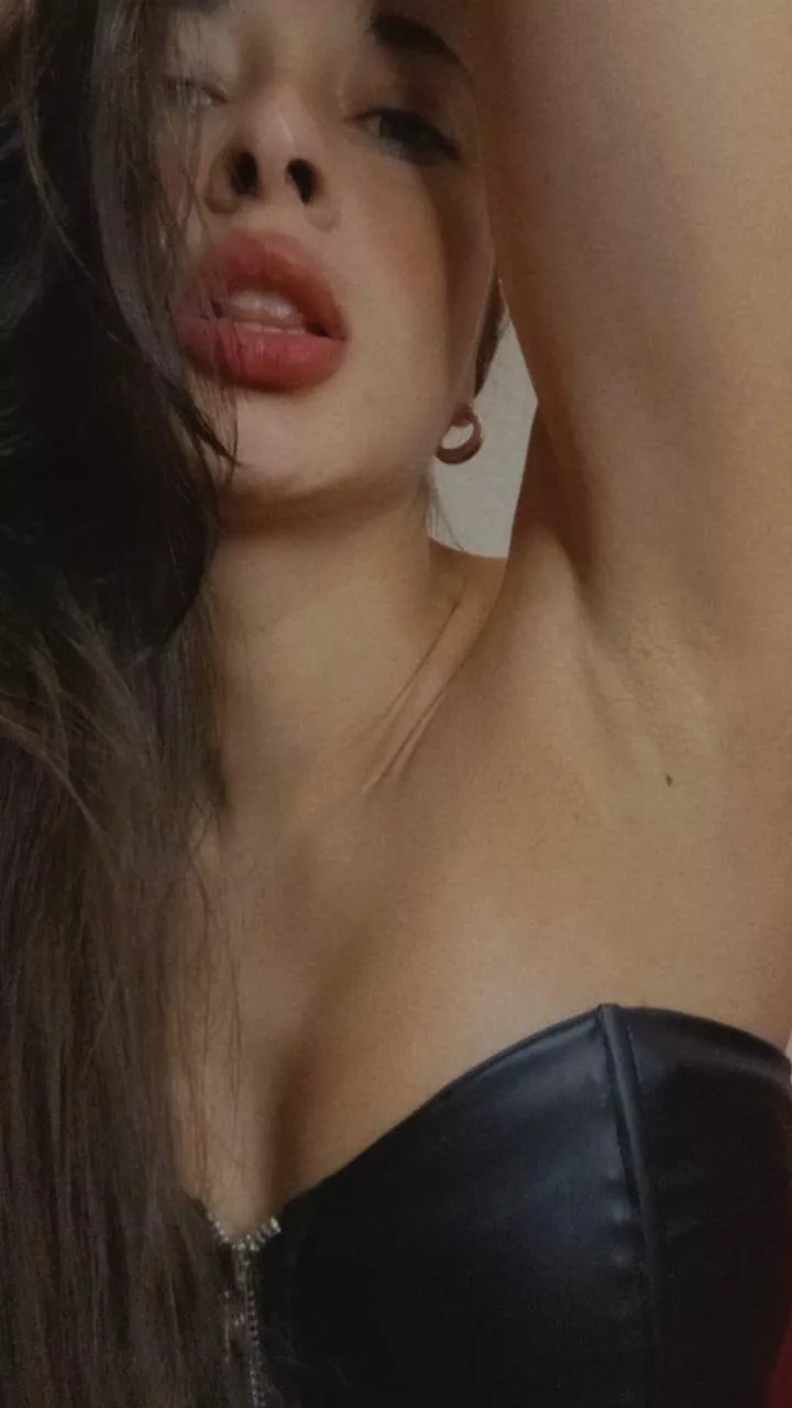 Would you date a girl who has an armpit fetish like me?