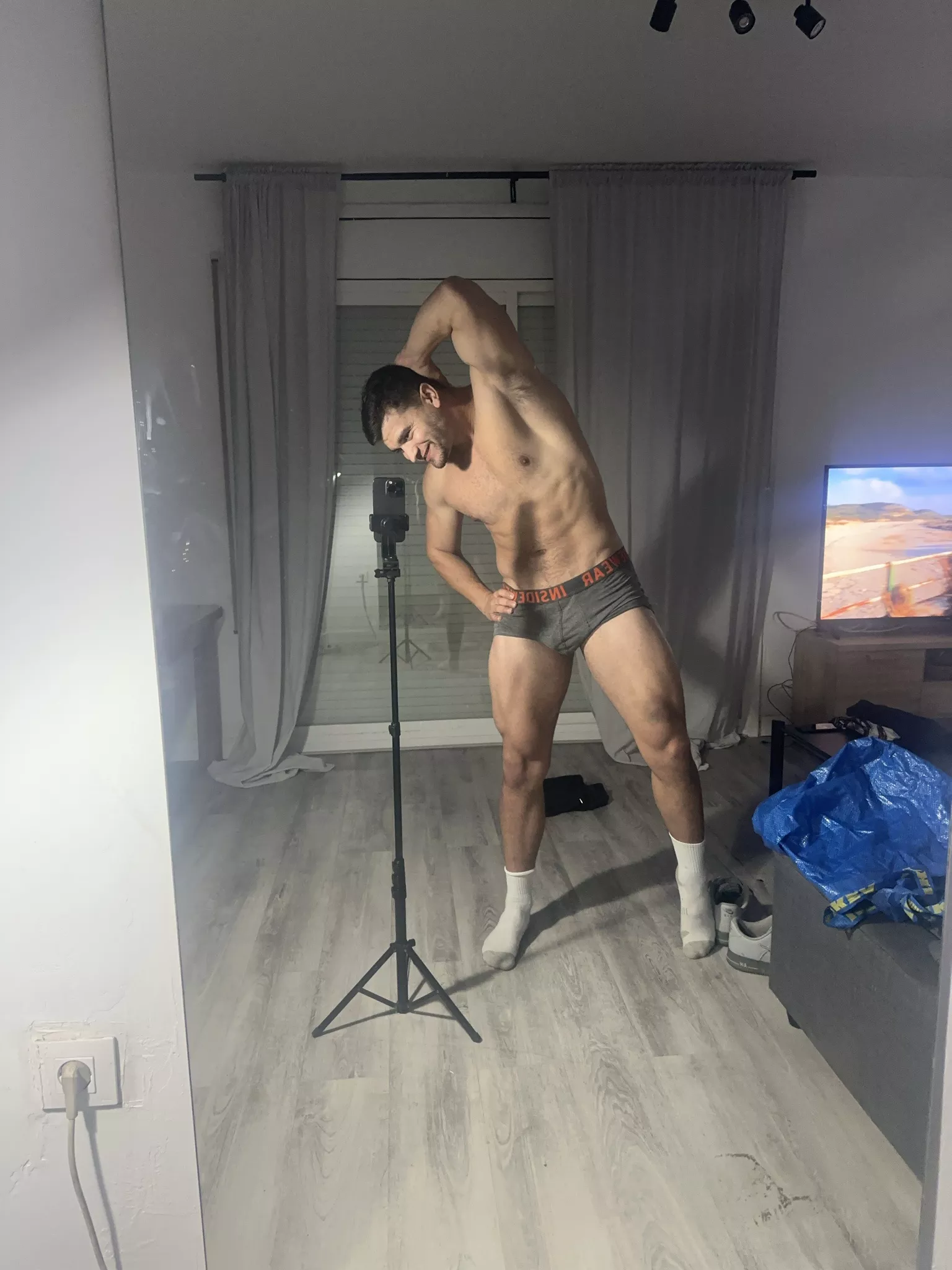 [27] Do you like my abs?