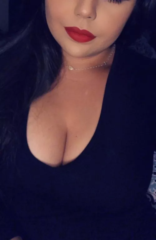 Black dress and red lips 💋