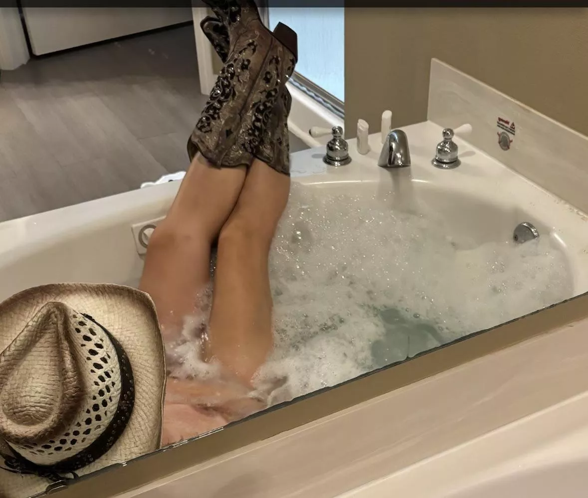 Come take a bubble bath with me ♥️