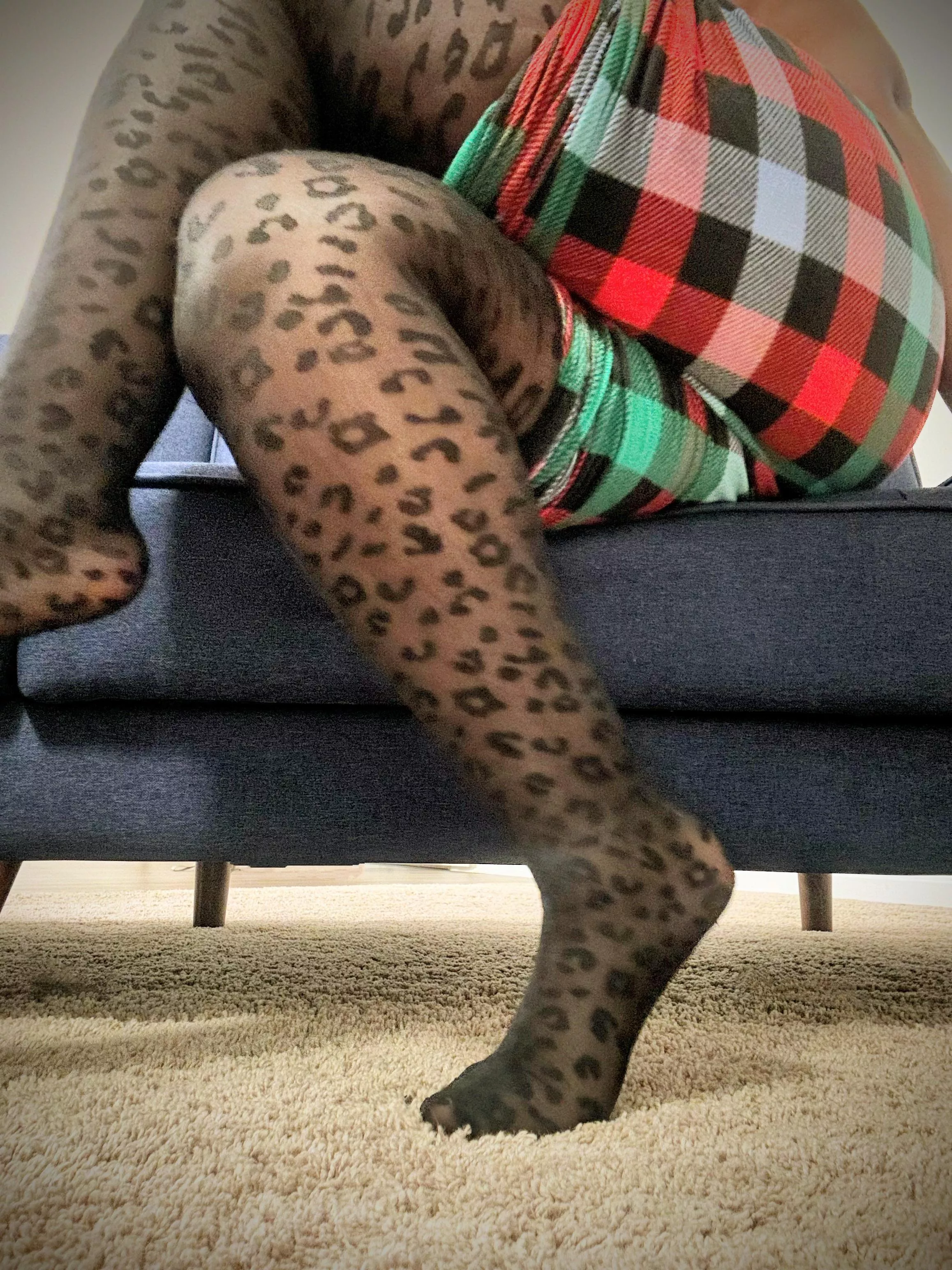 Could it get any better than this? My arched toes in tights are absolutely giving!