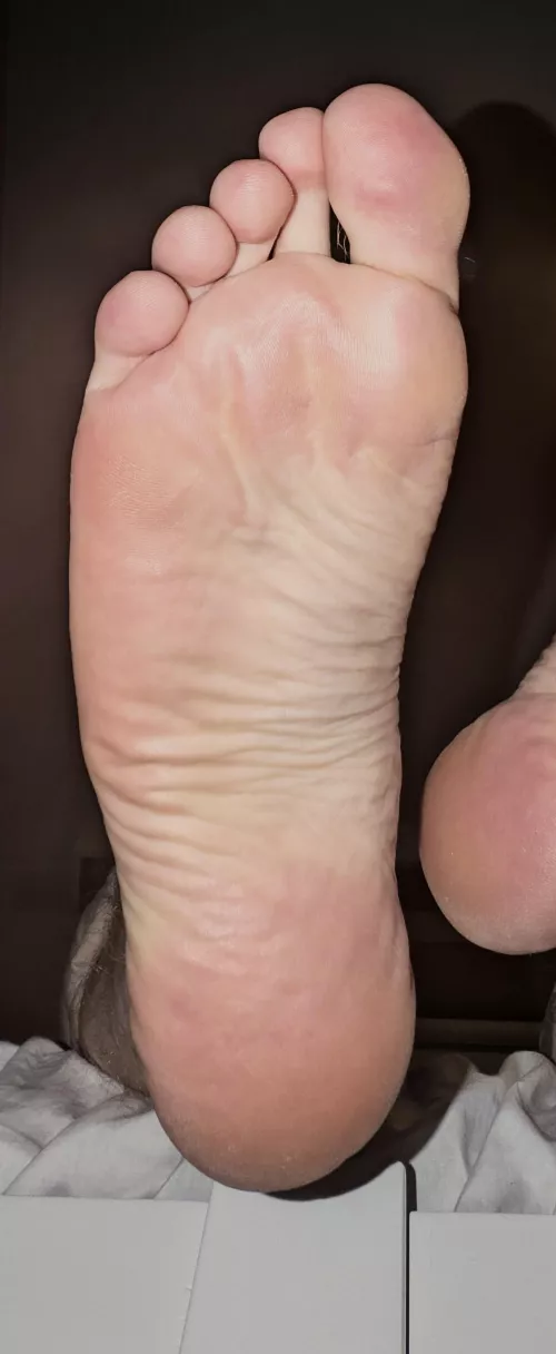 Damn bro, think I hit another growth spurt. Looking for fun sized guys, with very small feet (the smaller the better) to compare with a freakishly tall teen with massive feet 😏
