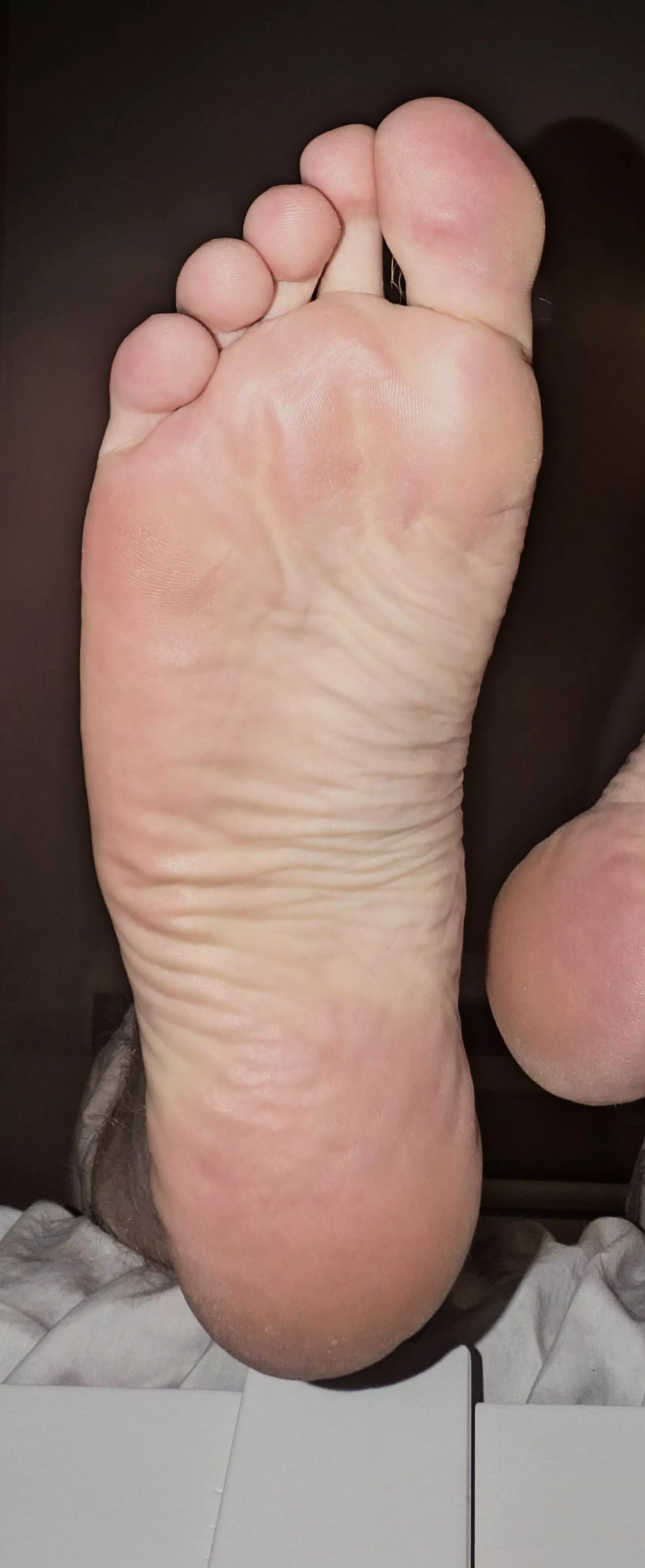 Damn bro, think I hit another growth spurt. Looking for fun sized guys, with very small feet (the smaller the better) to compare with a freakishly tall teen with massive feet 😏