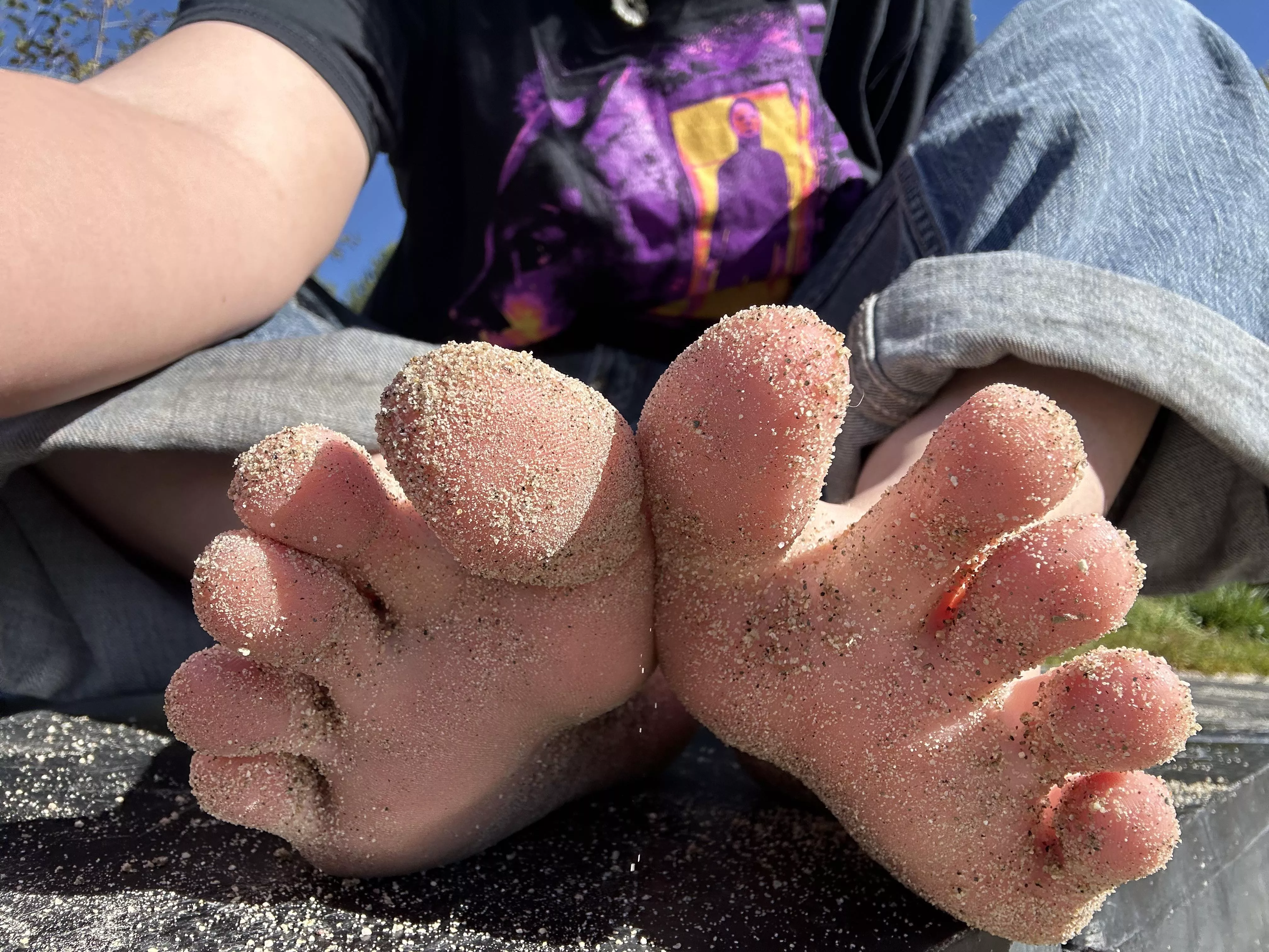 Hi darlings! here’s some sorry sandy toes for being away for so long :(