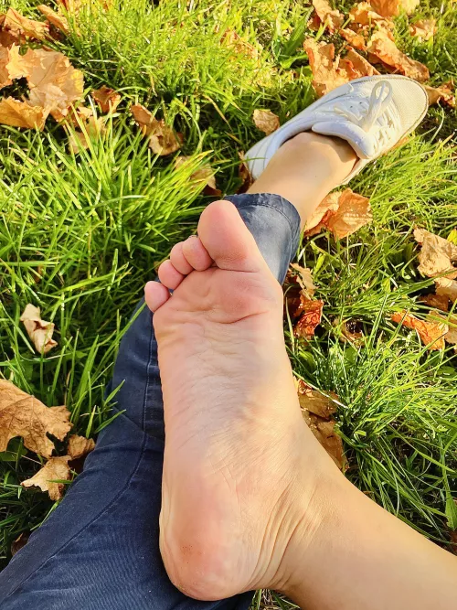 I love wearing my sneakers sockless 🤭 Hope you don't mind