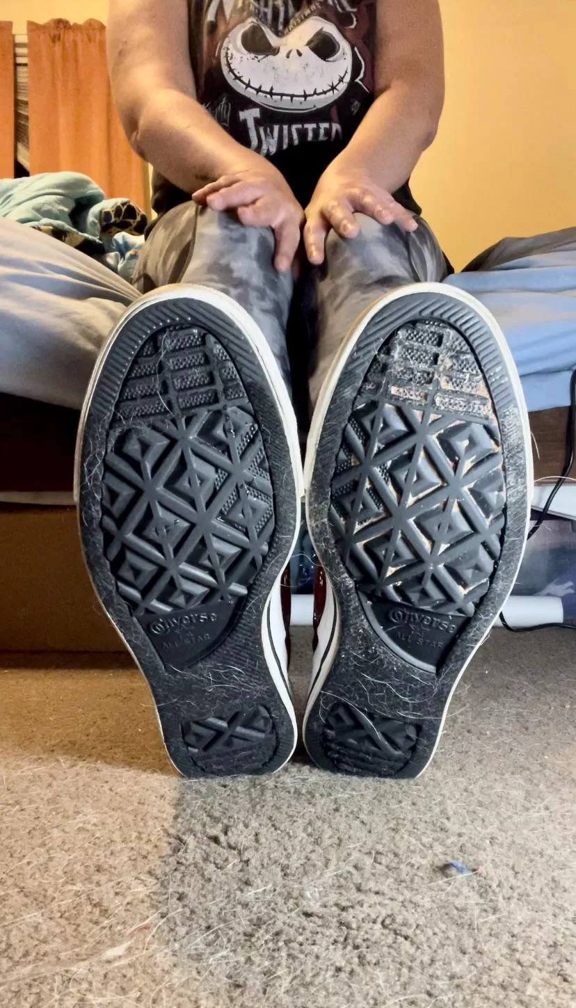 I stepped in some yummy chocolate with my old converse just for you. I figured even sneaker sluts deserve a tasty treat 🍫💕