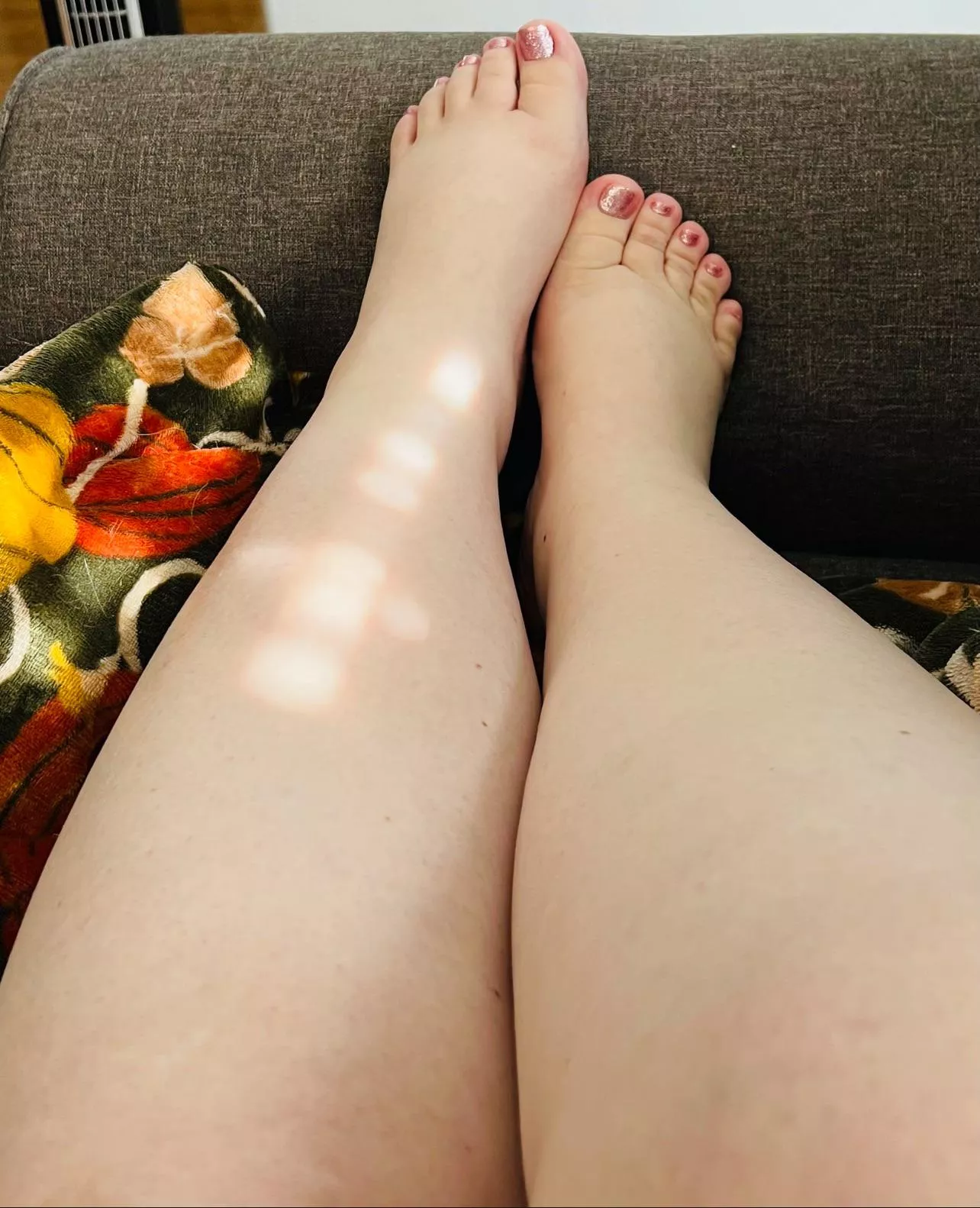 My feet should be stroking your cock 😈