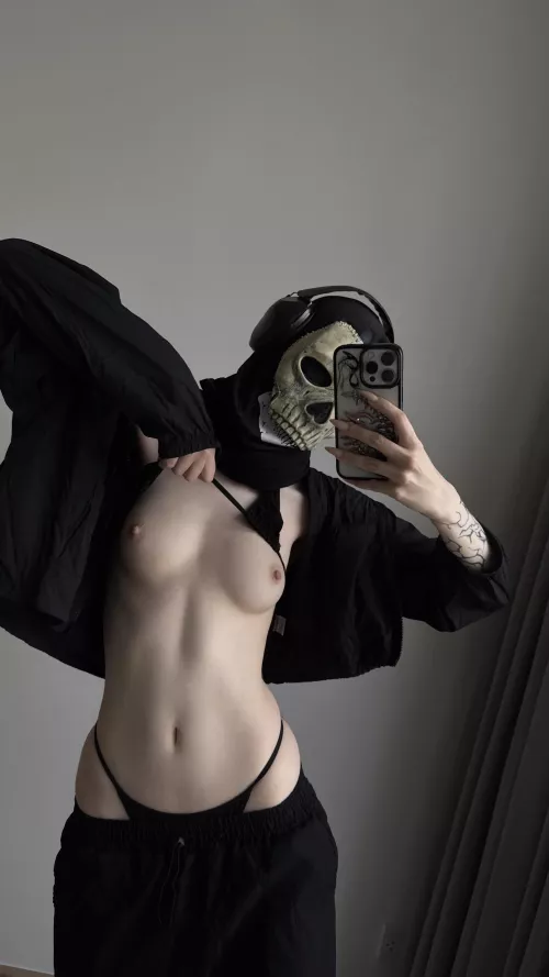 Yeah, it's Ghost, only it's a girl