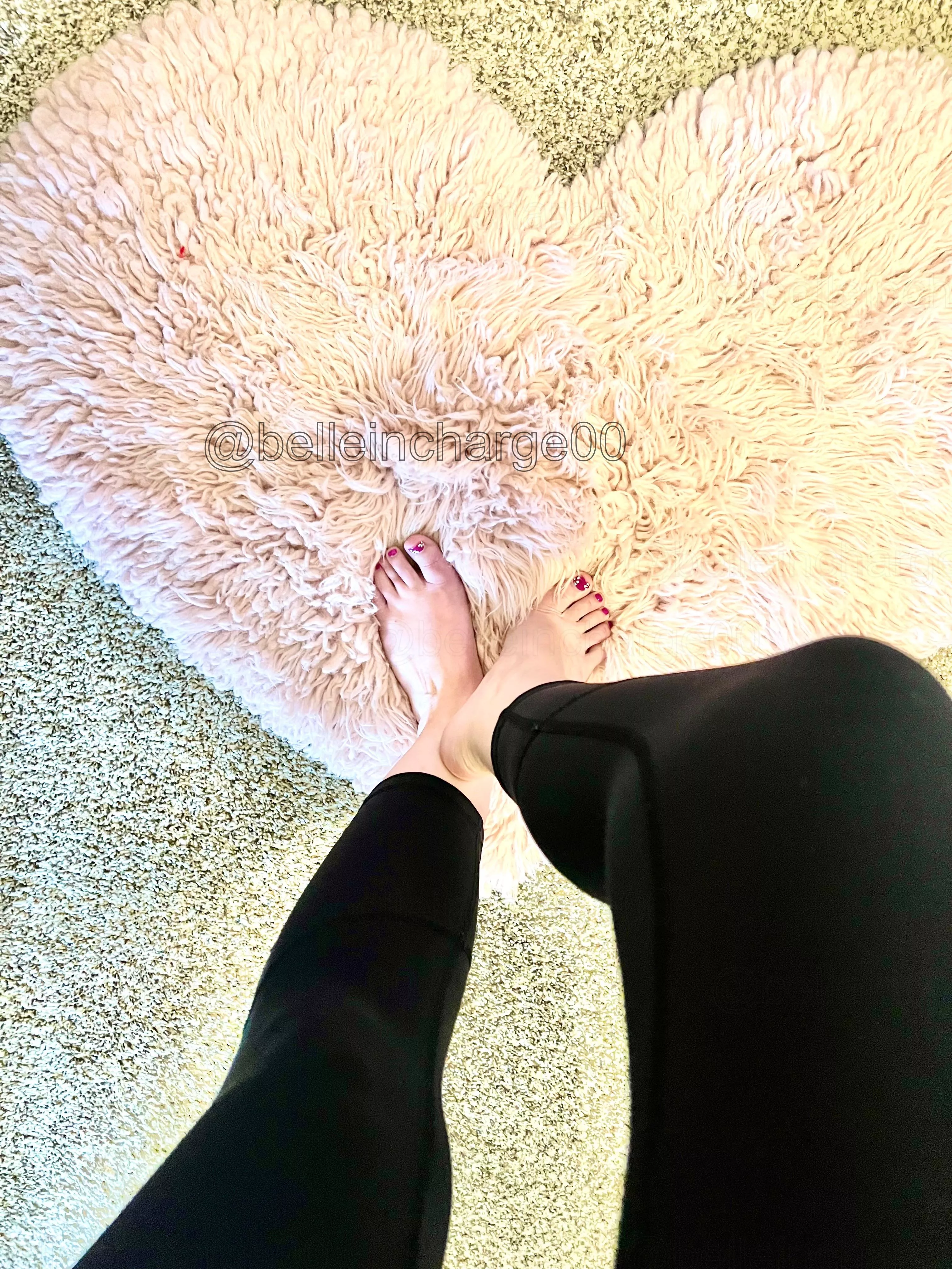 You know you want to spend all your hard earned money on hot college cheerleader feet. 👑🤭