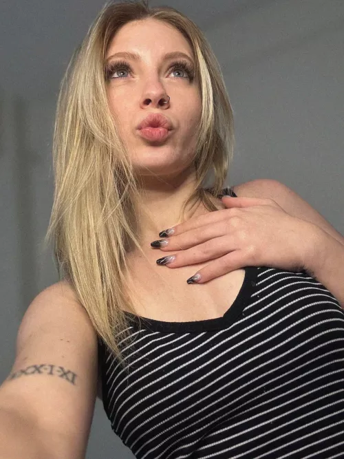 18 F4M. But there’s a side of me you haven’t seen. Yet.  wanna see it ? 