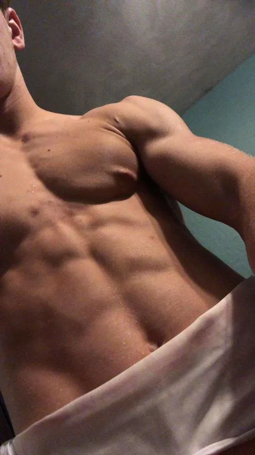 19 Fit Dom looking for Fit obedient sluts // hmu