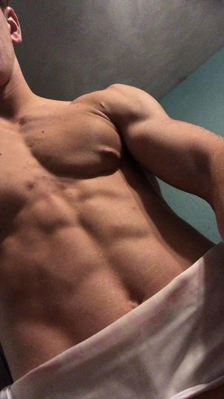 19 Fit Dom looking for Fit obedient sluts // hmu