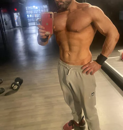 Always wonder if the ladies notice my bulge in my grey sweatpants at the gym 