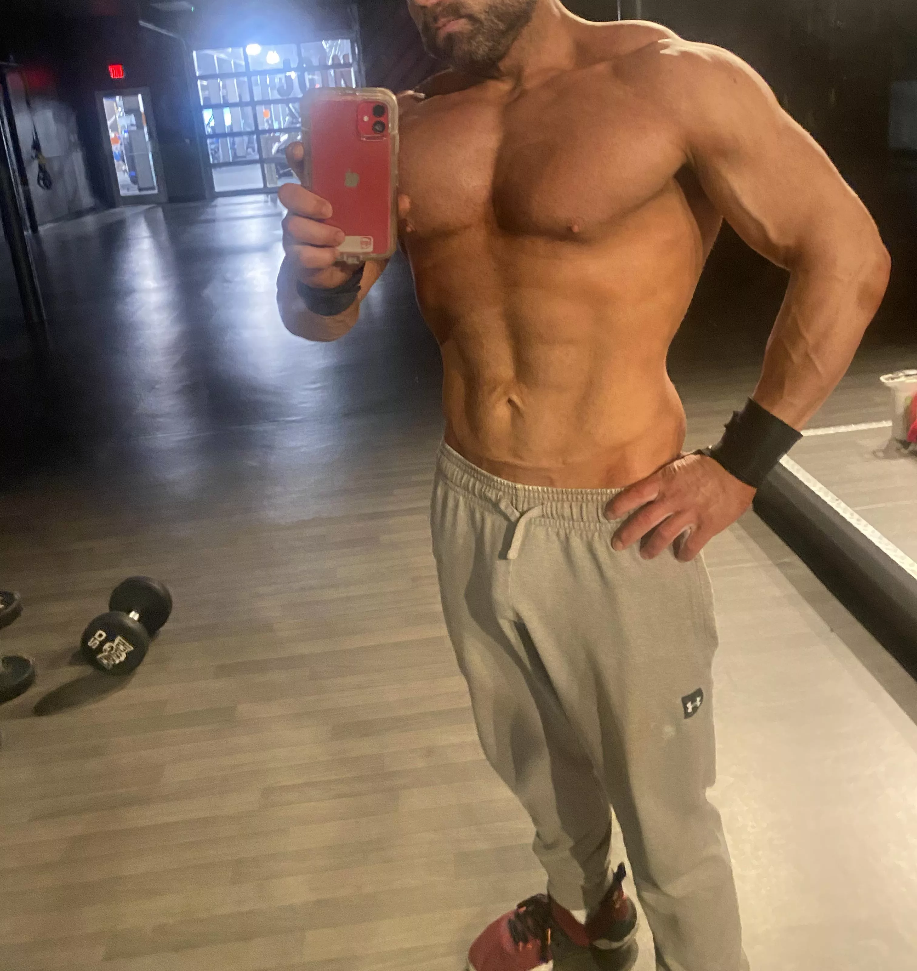 Always wonder if the ladies notice my bulge in my grey sweatpants at the gym 