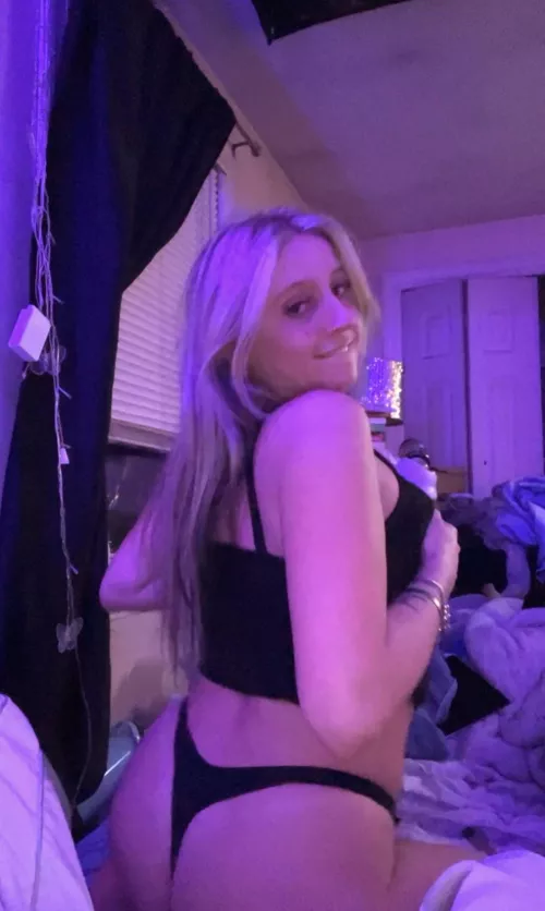 [B4D] 24 y/o seeking online daddy 