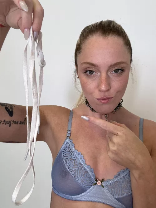 Be a good bitch and tie your balls for me 