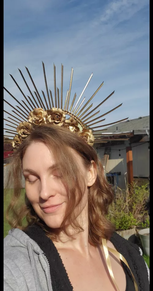 Feeling like a Goddess in my new golden crown 👑