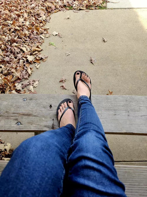 Imagine you on the ground beneath my flipflops, giving my feet the attention they deserve💕