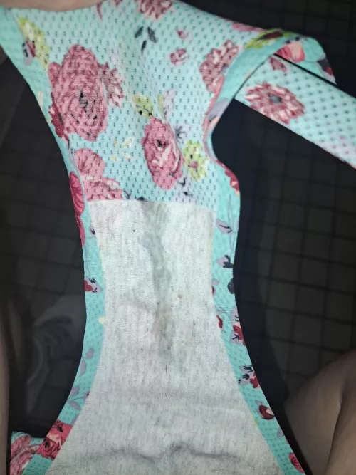 Just a dollop of trippy hippie milf milk 🥛 on my brand new panties. I'm taking volunteers to clean them up 😈 