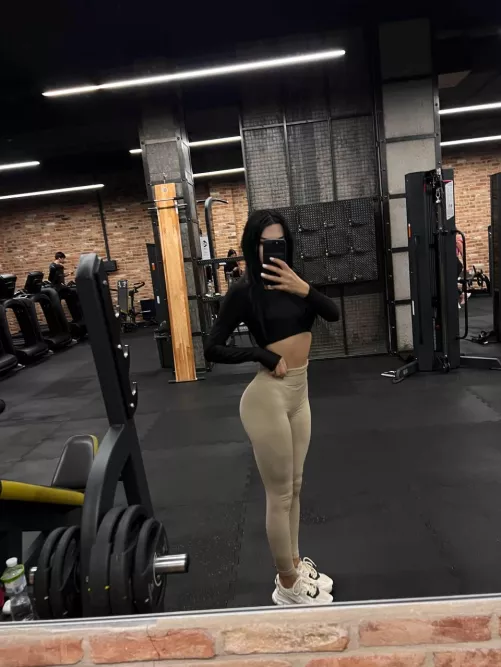 Let's work out our butt with squats 