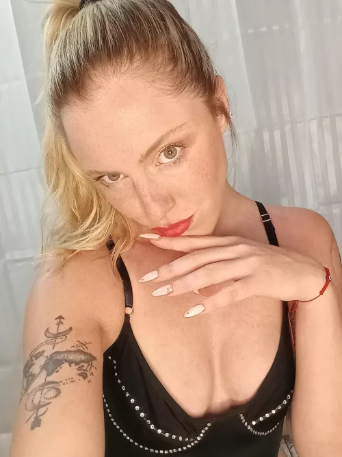 Long nails for better scratching 