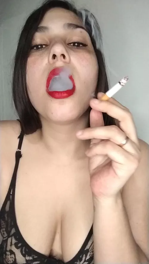 There is something better than a smoking brunette milf 🚬🔥🌬️